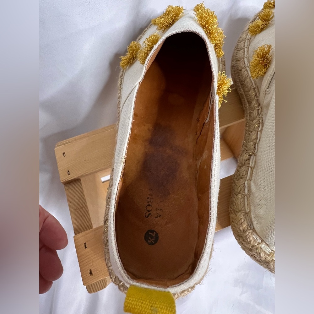 Silvia Cobis Soil Mocasines Leather Flat Espadrilles Women’s Cream/Gold Pom Poms - Picture 13 of 15